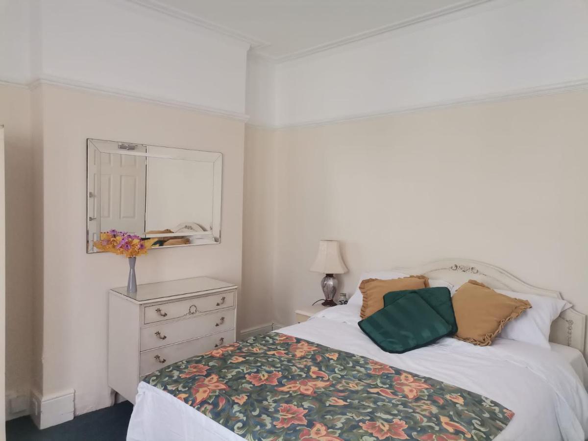Double Room Available- London Seven Kings Seven Kings Train Station Ilford Exterior photo