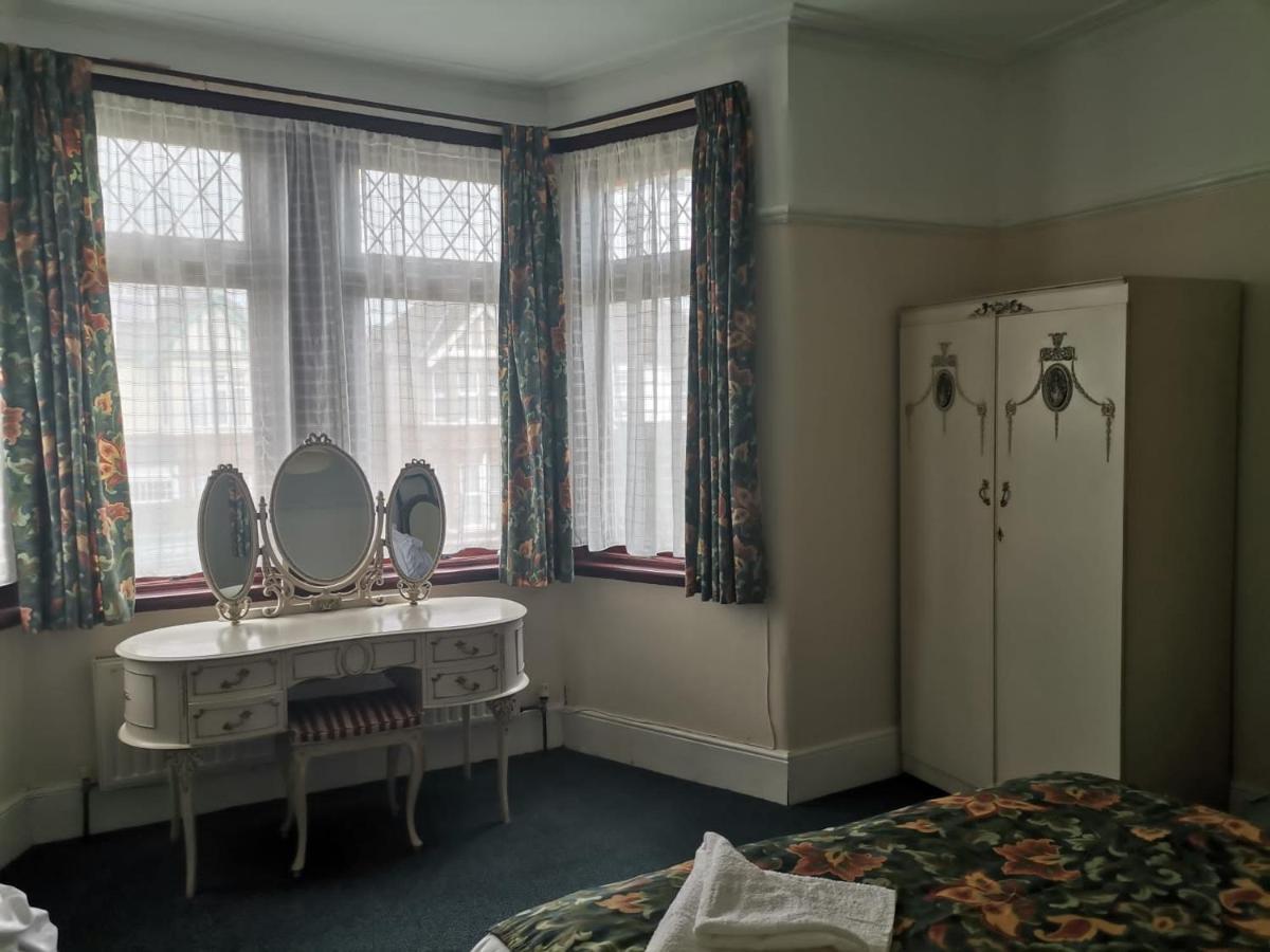 Double Room Available- London Seven Kings Seven Kings Train Station Ilford Exterior photo