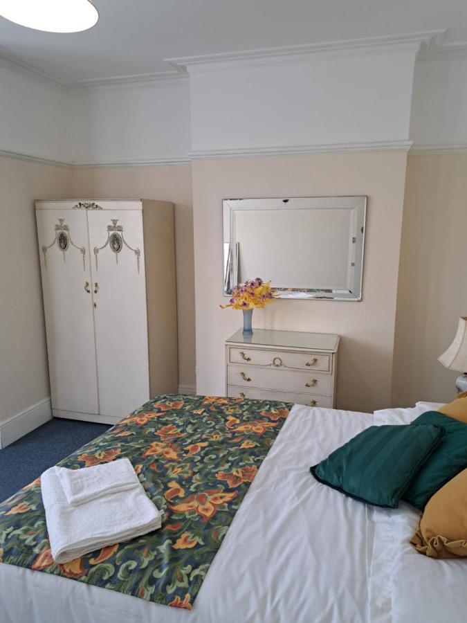 Double Room Available- London Seven Kings Seven Kings Train Station Ilford Exterior photo