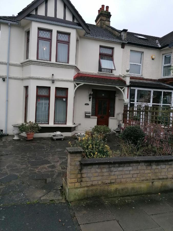 Double Room Available- London Seven Kings Seven Kings Train Station Ilford Exterior photo
